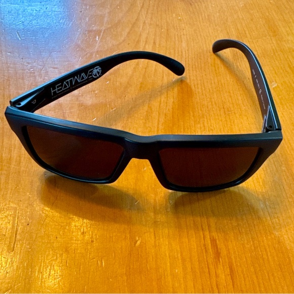 Heatwave Black Sunglasses with Protective Sleeve Brand New Without Tags - Picture 4 of 10